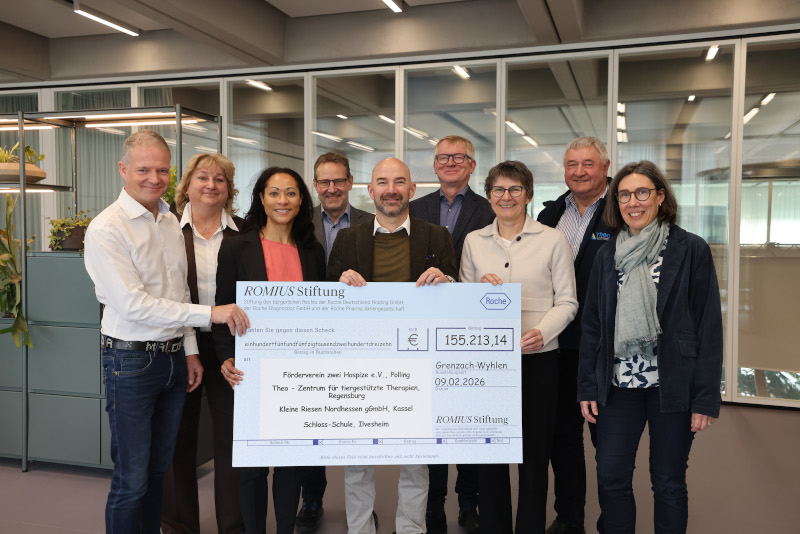Strahlende Gesichter bei der Spendenscheckübergabe (von links nach rechts): Jakob Schaetz, Beatrixe Linder, Dr. Virginia Bastian, Dr. Guido Wiedle, Dr. Marc Bächli, Thomas März-Kronfeld, Christa und Engelbert Weiß, Dagmar Baake.